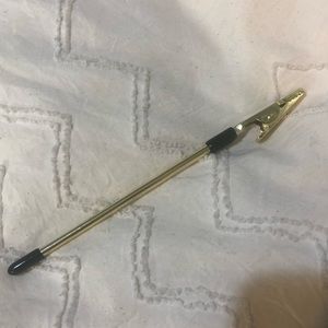 Gold bracelet helper